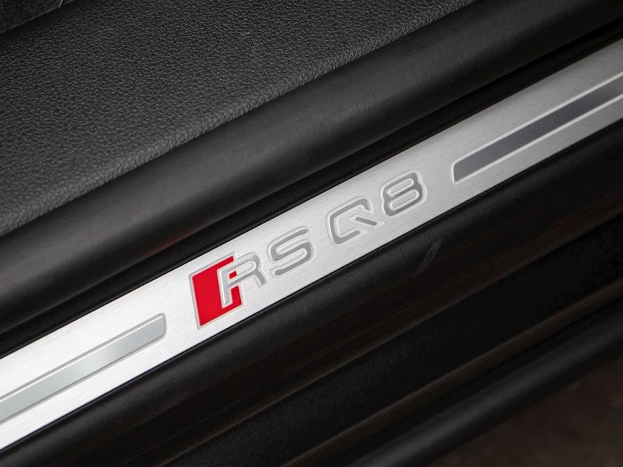 Логотип Audi RS Q8 Vorsprung 2020 года  (UK) (фото 25 из 35)